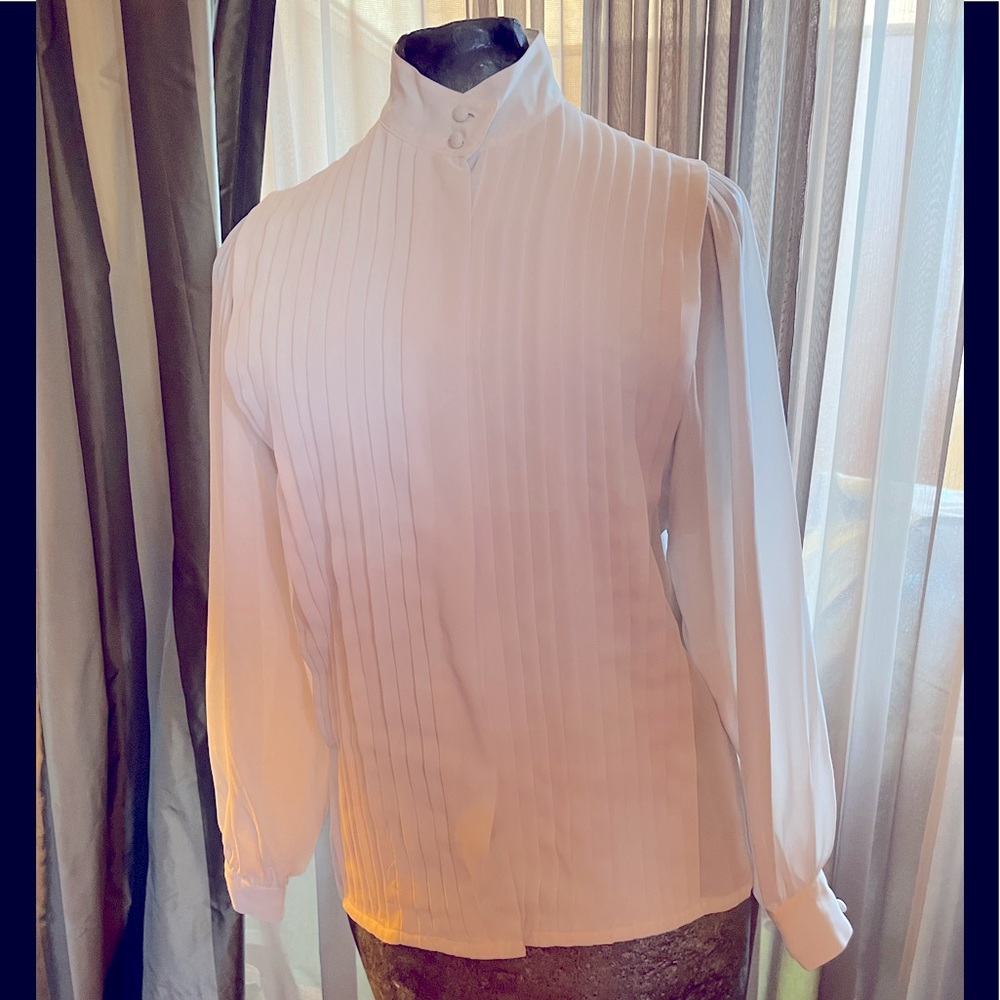 Vintage good  condition button up long sleeve blouse with pleated front detail